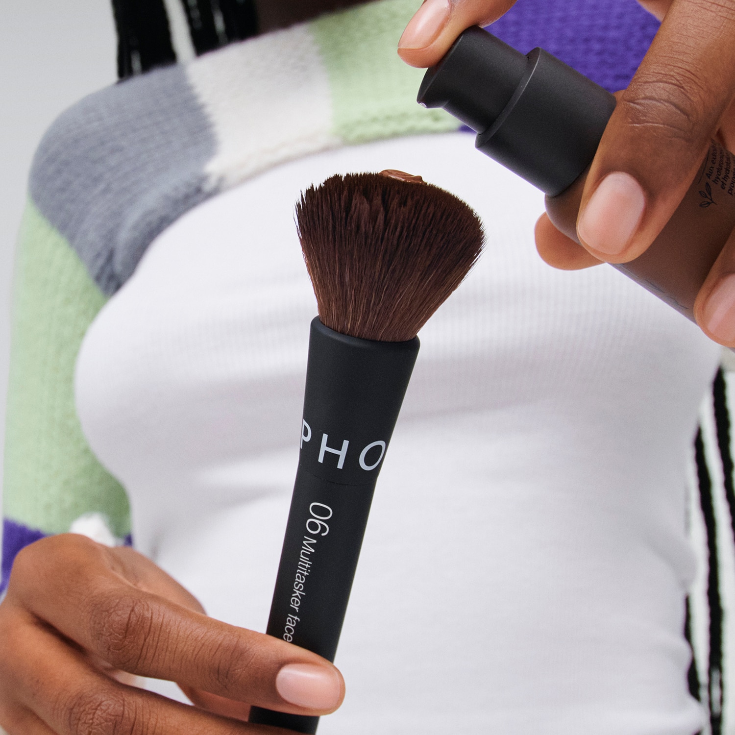 THE MULTITASKER FACE BRUSH-24 06 (BROCHA MULTIUSOS PARA EL ROSTRO)